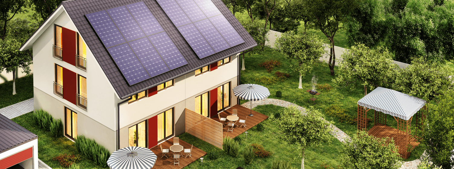 Photovoltaik Anlage auf dem Dach eines Hauses zum Laden eines Elektroautos.